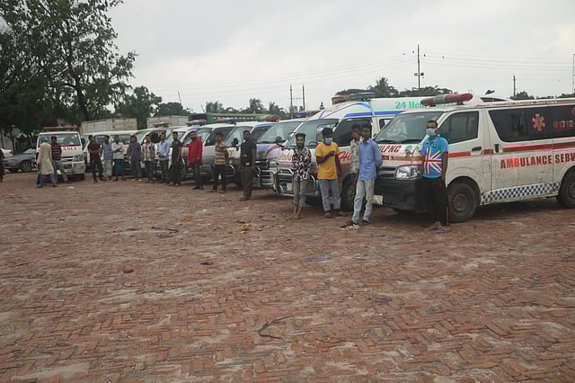 গণপরিবহন বন্ধ থাকায় আগত যাত্রীদের নিতে অনেক অ্যাম্বুলেন্স চালক এভাবে দৌলতদিয়া ঘাট টার্মিনালে অপেক্ষা করতে থাকে। ছবি: রাশেদুল হক