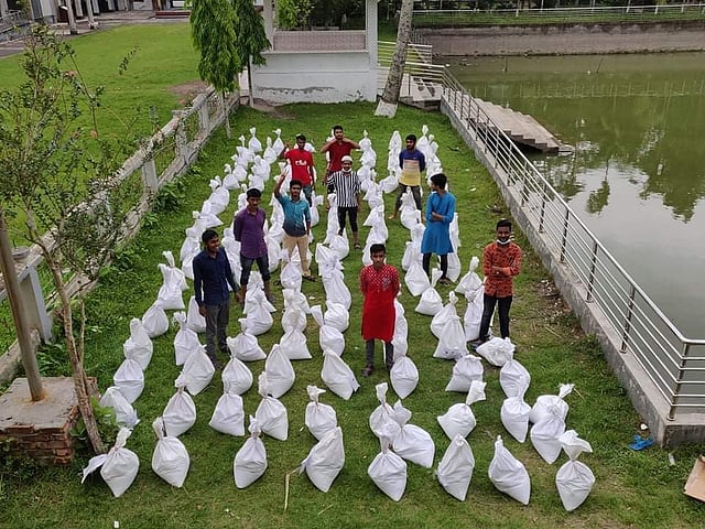 আম্পানে ক্ষতিগ্রস্ত মানুষের জন্য খাদ্যসামগ্রী প্রস্তুত করছেন ছাত্রলীগের নেতা-কর্মীরা। মঠবাড়িয়া সদর, পিরোজপুর।