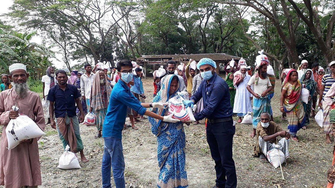 বিচ্ছিন্ন দ্বীপ উপজেলা রাঙ্গাবালীর সদর ইউনিয়নের বাঁধ–সংলগ্ন এলাকায় ঘূর্ণিঝড়ে বেশ ক্ষয়ক্ষতি হয়েছে। সেই এলাকায় ১৫০ জন মানুষের হাতে আজ শনিবার সকালে প্রথম আলো ট্রাস্টের পক্ষ থেকে খাদ্যসহায়তা তুলে দেওয়া হয়। ছবি: শংকর দাস