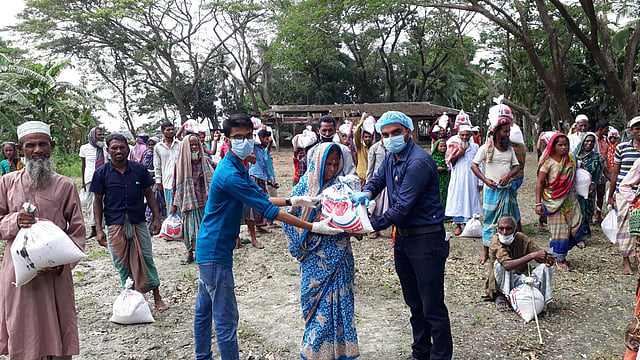 বিচ্ছিন্ন দ্বীপ উপজেলা রাঙ্গাবালীর সদর ইউনিয়নের বাঁধ–সংলগ্ন এলাকায় ঘূর্ণিঝড়ে বেশ ক্ষয়ক্ষতি হয়েছে। সেই এলাকায় ১৫০ জন মানুষের হাতে আজ শনিবার সকালে প্রথম আলো ট্রাস্টের পক্ষ থেকে খাদ্যসহায়তা তুলে দেওয়া হয়। ছবি: শংকর দাস