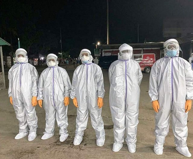 করোনায় মারা যাওয়া পুলিশ কর্মকর্তা মজিবুর রহমান তালুকদারের লাশ দাফনের জন্য নিয়ে যাচ্ছেন কোয়ান্টাম ফাউন্ডেশনের সদস্যরা। বগুড়ার শাজাহানপুর উপজেলার শাকপালা এলাকায়। ছবি: সংগৃহীত