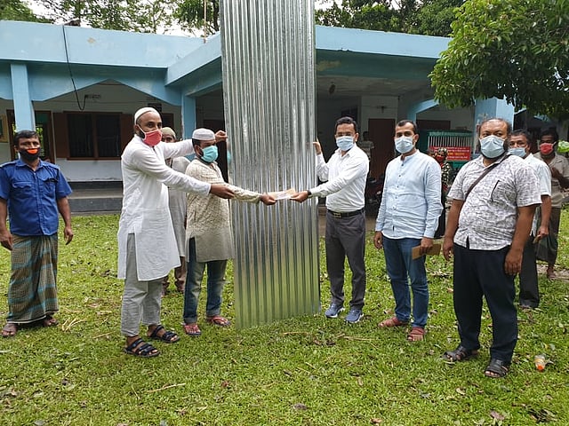 পিরোজপুরের জেলা প্রশাসক আবু আলী মো. সাজ্জাদ হোসেন ঘূর্ণিঝড় আম্পানে গৃহহীন পরিবারের মধ্যে ঢেউটিন বিতরণ করেন। শারিকতলা গ্রাম, পিরোজপুর সদর।