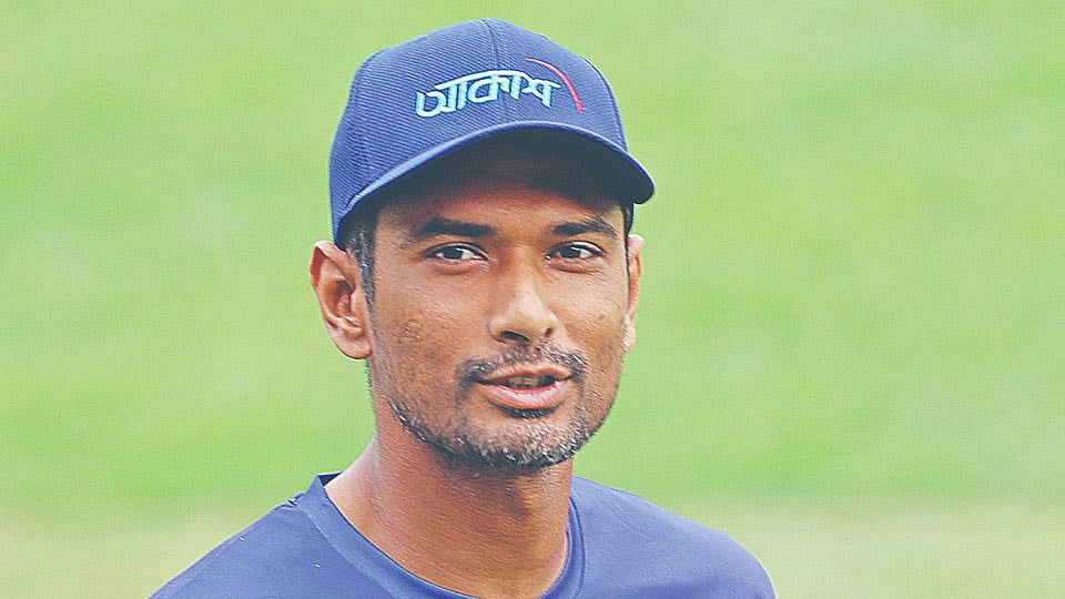 দলের প্রয়োজনে সব সময়ই নিজের কাজটা নীরবে করে যান মাহমুদউল্লাহ। ফাইল ছবি