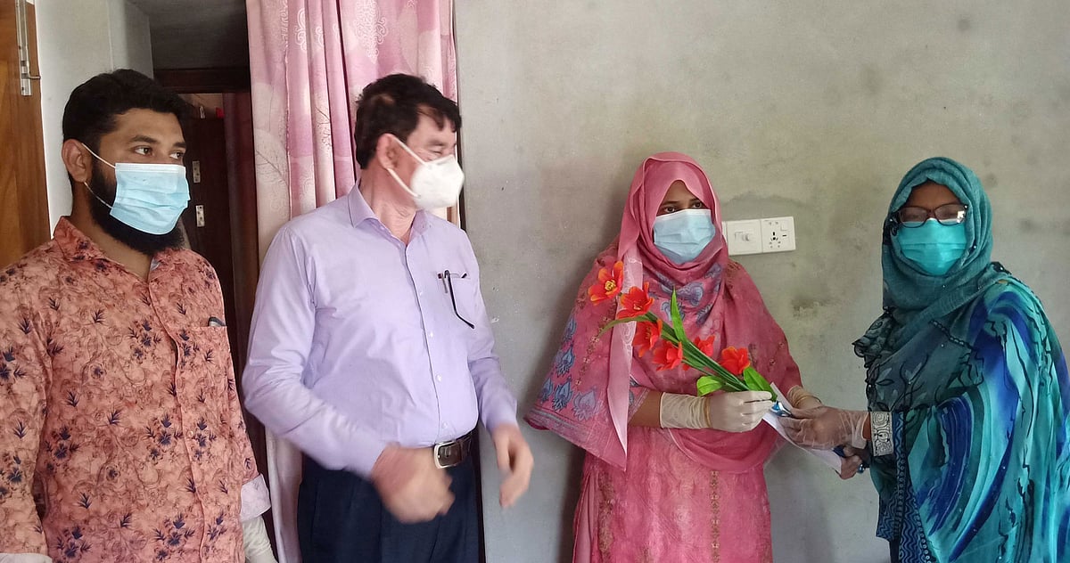 স্বাস্থ্যবিধি মেনে সুস্থ হয়ে ফিরে যাওয়ার সময় কানিজ ফাতিমাকে (ডান থেকে দ্বিতীয়) ফুলেল শুভেচ্ছা জানিয়েছেন উপজেলা স্বাস্থ্য ও পরিবার পরিকল্পনা কর্মকর্তা দিলরুবা ইয়াসমিন। ছবি: প্রথম আলো