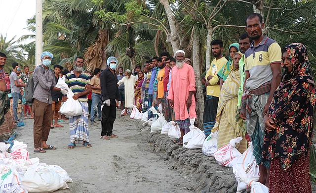 আম্পান–দুর্গত খুলনার কয়রা উপজেলার বিভিন্ন এলাকায় প্রথম আলো ট্রাস্টের ত্রাণসহায়তা পৌঁছে দেওয়া হয়। এ কাজে সহযোগিতা করেছে প্রথম আলোর খুলনা বন্ধুসভা। ছবি: প্রথম আলো