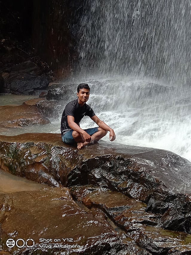 যশোরের ঝিকরগাছার ছেলে তুহিন আলম ১ বছর আগে পাড়ি দিয়েছিলেন মালয়েশিয়ায়। লকডাউনের কারণে প্রায় ৩ মাস ধরে ঘরে বন্দী। শেষ পর্যন্ত ঈদের দিনে একটু মন ভালো চেষ্টা।