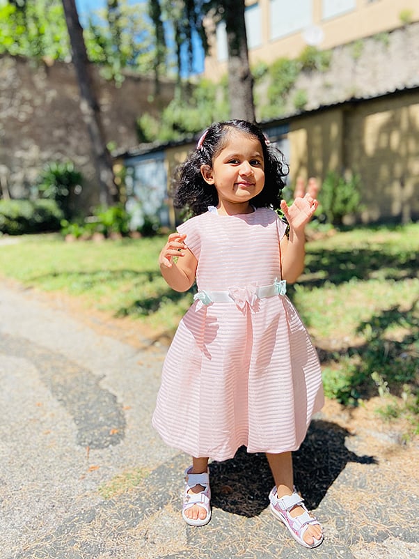 ঈদের দিন সকালে এক শিশুর আনন্দ উদযাপন। ইতালি থেকে মেয়ে খোন্দকার নবনী গ্রন্থনার এই ছবিটি পাঠিয়েছেন আরাফাত আহমেদ।