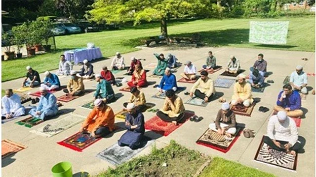 মিশিগানে সামাজিক দূরত্ব বজায় রেখে ঈদের জামাত অনুষ্ঠিত হয়। ছবি: সংগৃহীত