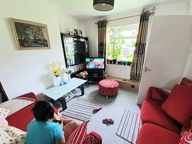 ঈদের দিন যুক্তরাজ্যপ্রবাসী মোহাম্মদ হোসেনের পরিবারের সদস্য। মোহাম্মদ হোসেন এই ছবির শিরোনাম দিয়েছেন `বন্ধুহীন ঈদ`।