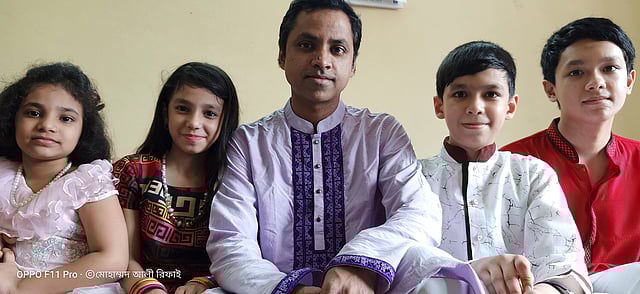 পারিবারিকভাবে ঈদ পালনের এই ছবি পাঠিয়েছেন মোহাম্মদ আলী রিফাই।