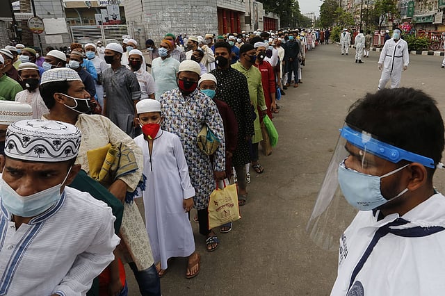 জাতীয় মসজিদ বায়তুল মোকাররমে এবারও পবিত্র ঈদুল ফিতরের পাঁচটি জামাত অনুষ্ঠিত হয়। মসজিদে প্রবেশের জন্য মুসল্লিদের  সারি। ঢাকা, ২৫ মে। ছবি : হাসান রাজা