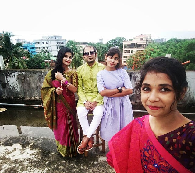 ঈদের দিনে পরিবারের সদস্যদের সঙ্গে কাওসার আহমেদ। তিনি ছবিটির শিরোনাম দিয়েছেন, ছাদের কোনায় টুকরো ঈদ।