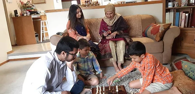 নিজ বাড়িতে পরিবারের সদস্যরা উপভোগ করছে ঈদ আনন্দ। ছবি: নাসরিন মাসুদ