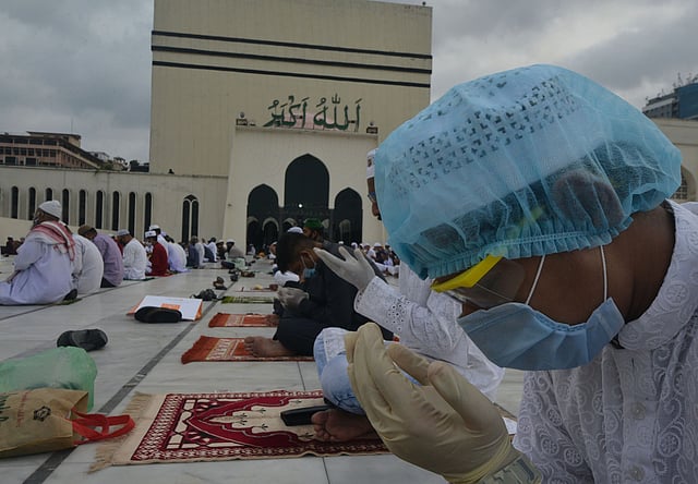 জাতীয় মসজিদ বায়তুল মোকাররমে পবিত্র ঈদুল ফিতরের জামাত শেষে মোনাজাত করছেন মুসল্লিরা। ঢাকা, ২৫ মে। ছবি : হাসান রাজা