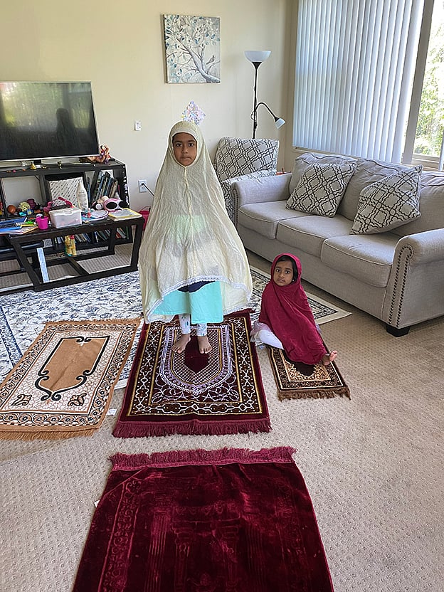 ঈদের নামাজের জন্য প্রস্তুত হচ্ছে সারিনা ও সামরিনা। তারা মোহাম্মদ জাহাঙ্গীর হোসেনের দুই মেয়ে। করোনা পরিস্থিতির জন্য ঘরেই আদায় হচ্ছে ঈদের নামাজ।