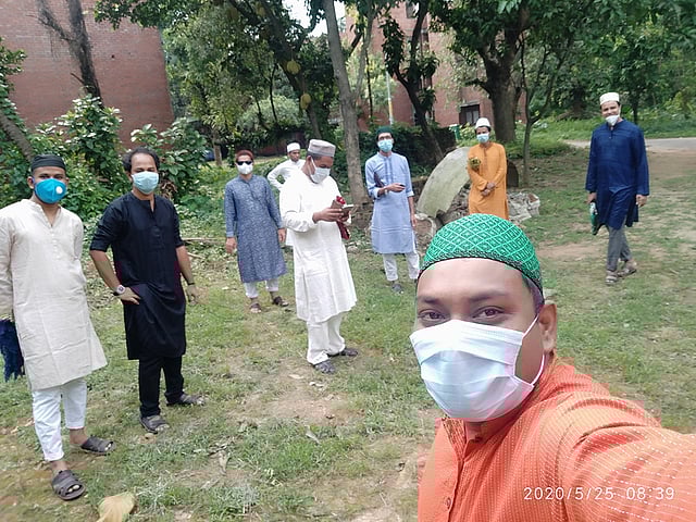 নিরাপদ সামাজিক দূরত্ব মেনে জাহাঙ্গীরনগর বিশ্ববিদ্যালয় কমিউনিটি মসজিদে ঈদুল ফিতরের নামাজ আদায়ের পর। ছবিটি পাঠিয়েছেন জাহাঙ্গীরনগর বিশ্ববিদ্যালয়ের পরিসংখ্যান বিভাগের সহকারী অধ্যাপক মো. হাবিবুর রহমান।