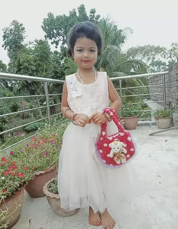 লকডাউনের কারণে বাসা থেকে কোথাও যেতে পারেনি পরিবারের কেউ। তাই রাফসানা ইসলাম নতুন জামা পরে নাটোরের বাসাতেই ঈদের আনন্দ করছে। ছবিটি পাঠিয়েছেন রাফসানার বাবা মুরাদুল ইসলাম।