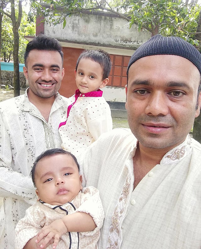 ঈদের দিন সকালে আল আমিন সরকার ও তাঁর পরিবারের সদস্যরা।