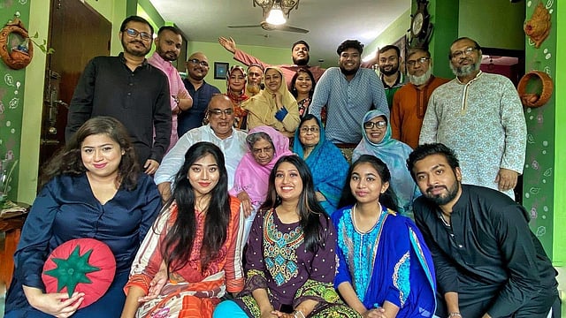 রাজধানীর মোহাম্মদপুরে খান পরিবারের ঈদ পালনের এই ছবি পাঠিয়েছেন হামিদ খান।