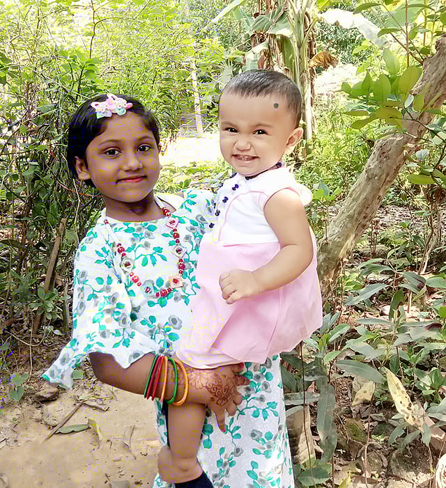 অনেক দিন ঘরবন্দী মুসকান আর মেহরিন। ঈদ তাই ঘরে থাকা সবচেয়ে নতুন জামা পড়ে বাড়ির উঠোনে বেরিয়েছে। তাদের আনন্দের ছবি পাঠিয়েছেন আব্বাস হোসাইন।