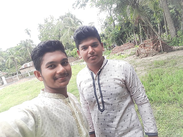 ঈদ পালনের এই ছবি পাঠিয়েছেন মনির হোসাইন।