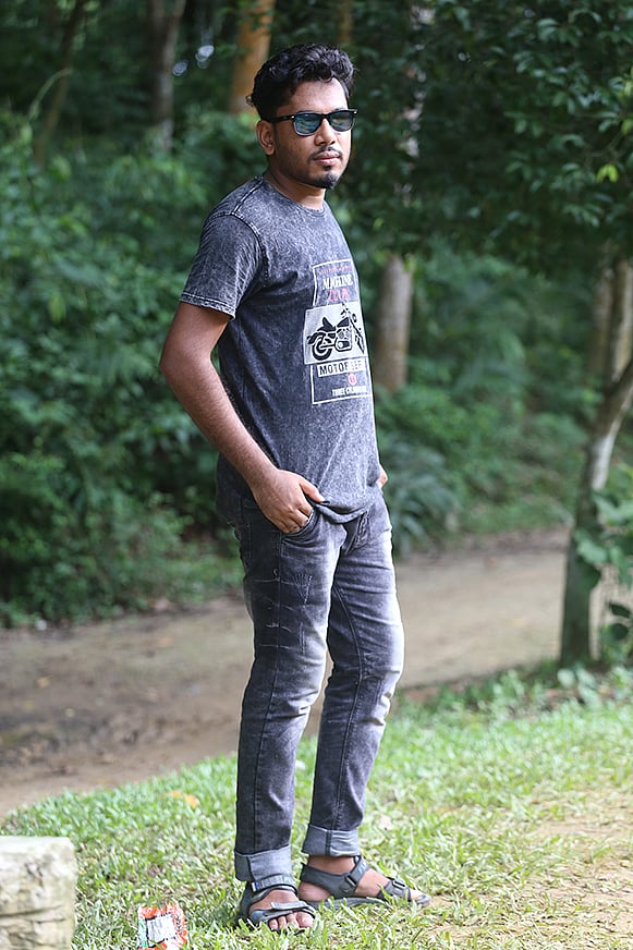 ঈদের দিন নাঈম। তিনি লিখেছেন, ঈদ মানেই খুশি, ঈদ মানেই আনন্দ। যদিও এবার কোলাকুলি হচ্ছে না ঈদে। হচ্ছে না বন্ধুদের নিয়ে আড্ডা কিংবা আত্মীয়স্বজনদের বাড়িতে গিয়ে সালাম করা। করোনাভাইরাসের থাবায় নিদারুণ আতঙ্কে কাটছে দিন। তারপরও নাঈম নামাজ আদায় করেছেন মাঠে। এরপর সামাজিক দূরত্ব বজায় রেখেই হয়েছে বন্ধুদের সঙ্গে দেখা ও আড্ডা।