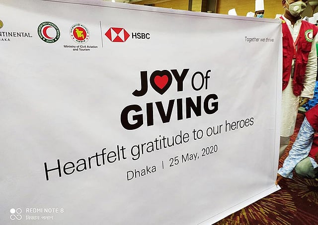 বাংলাদেশ রেড ক্রিসেন্ট সোসাইটি এইচএসবিসি ব্যাংকের সহযোগিতায় পবিত্র ঈদুল ফিতর উপলক্ষে রাজধানীর ১৫টি কোভিড-১৯ ডেডিকেটেড হাসপাতালের ৩ হাজার চিকিৎসক, নার্স ও মেডিকেল ষ্টাফ এবং স্বাস্থ্য অধিদপ্তর ও আইইডিসিআর-এর কন্ট্রোলরুমে দায়িত্বরতদের জন্য বিশেষ রান্না করা খাবার সরবরাহ করেছে। ছবি: সংগৃহীত