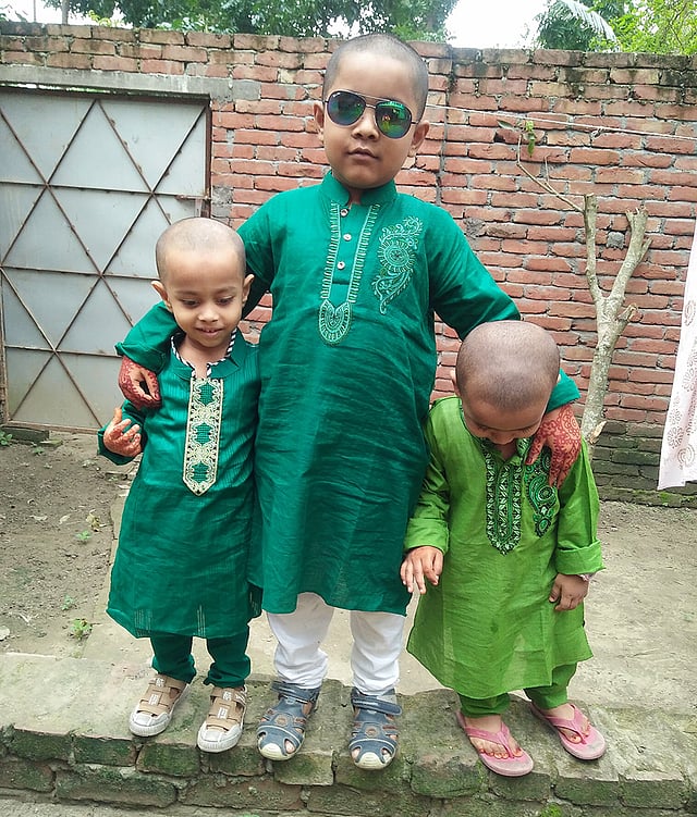 ঈদের দিনে আরজিনা খাতুনের পরিবারের সদস্যরা।