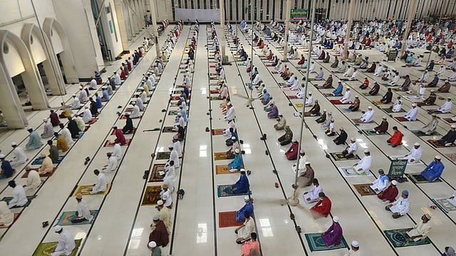 সামাজিক দূরত্ব বজায় রেখে জাতীয় মসজিদ বায়তুল মোকাররমে পবিত্র ঈদুল ফিতরের জামাত। ঢাকা, ২৫ মে। ছবি : হাসান রাজা