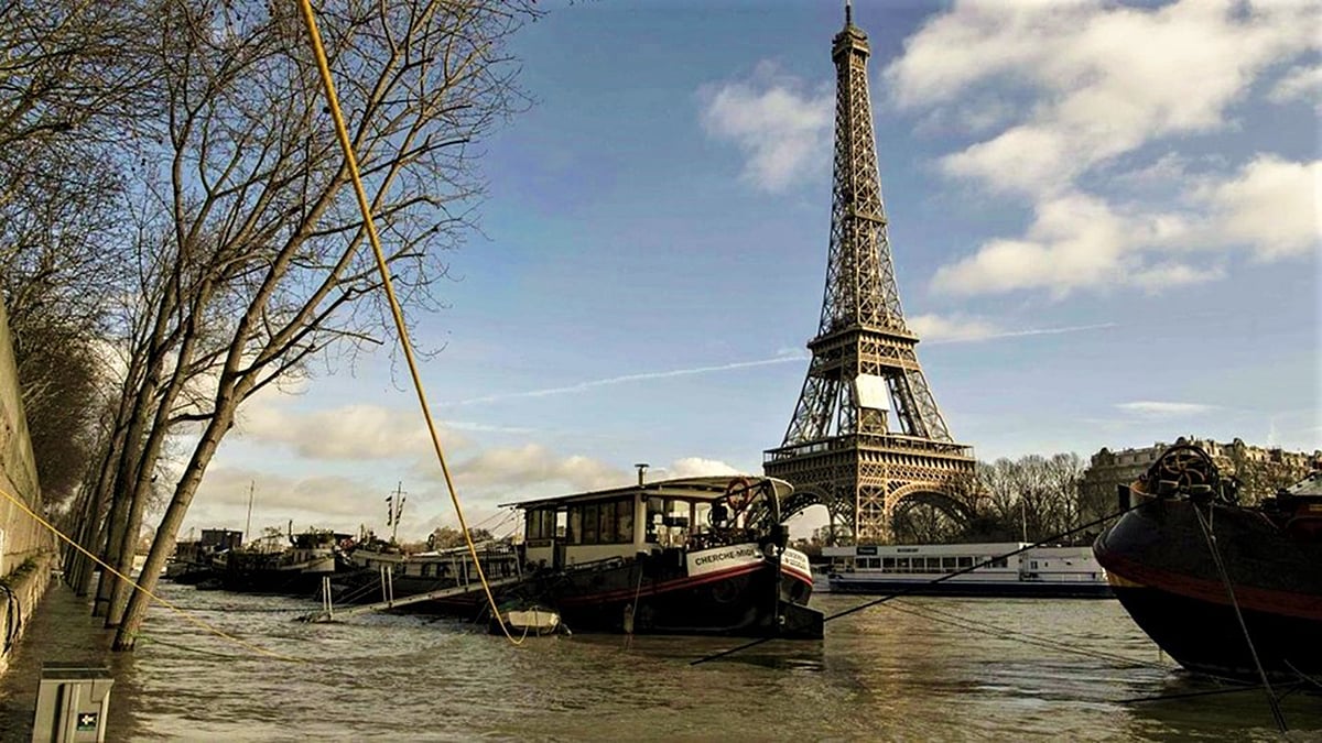প্রতারক ভিক্টর লুস্তিগের হাতে আইফেল টাওয়ার দুবার বিক্রি হয়ে গিয়েছিল। ছবি: লেখক