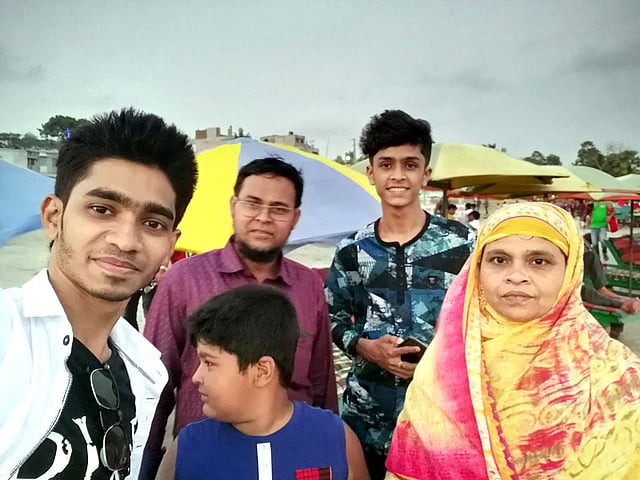 ঈদের দিন বরিশালের বাসিন্দা আবদুল্লাহ আল হাসিবের পরিবারের সদস্যরা।