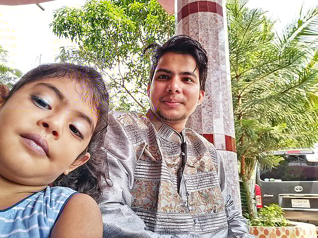 বিপর্যস্ত সময়। ঘরবন্দী দিন। কোলাকুলি ছাড়া ঈদ। এমন অচেনা ঈদে বাড়িতে নিজেদের মতো সময়টাকে উপভোগ্য করে তোলার চেষ্টা আমাদের। নতুন কাপড় পরতেই সেলফি কুইন আমার প্রিয় ভাতিজি আমরিন বলে, `সেলফি।` ছবিটি পাঠিয়েছেন শাহাদাত স্বাধীন।