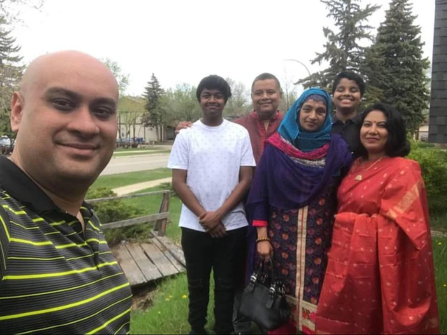 একটি পরিবার বাসার সামনে। ছবি: ফিদা আশফাক আহমেদ