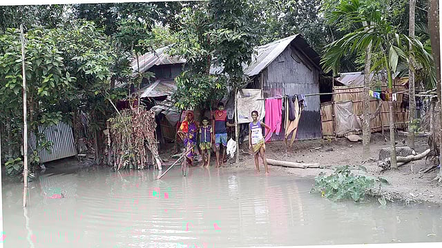 বসতঘরের পাশে জোয়ারের পানি। আজ দুপুরে, ভাজনা গ্রাম, পটুয়াখালী সদর। ছবি: প্রথম আলো