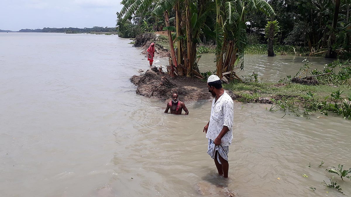 আম্পানে ভেঙেছে বাঁধ। সেই ভাঙা বাঁধ দিয়ে ঢুকেছে জোয়ারের পানি। আজ দুপুরে, ভাজনা গ্রাম, পটুয়াখালী সদর। ছবি: প্রথম আলো