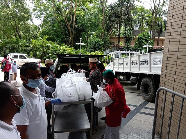 বাংলাদেশ রেড ক্রিসেন্ট সোসাইটি এইচএসবিসি ব্যাংকের সহযোগিতায় পবিত্র ঈদুল ফিতর উপলক্ষে রাজধানীর ১৫টি কোভিড-১৯ ডেডিকেটেড হাসপাতালের ৩ হাজার চিকিৎসক, নার্স ও মেডিকেল ষ্টাফ এবং স্বাস্থ্য অধিদপ্তর ও আইইডিসিআর-এর কন্ট্রোলরুমে দায়িত্বরতদের জন্য বিশেষ রান্না করা খাবার সরবরাহ করেছে। ছবি: সংগৃহীত