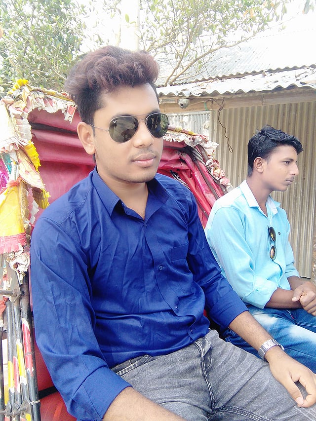 ঈদের দিনে রিকশায় নাঈম। করোনা ভাইরাসের আতঙ্কে মাঠে নামাজ হয়নি।