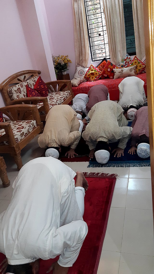 ঘরের ভেতরে ঈদের নামাজ আদায় করছেন পরিবারের সদস্যরা। ছবিটি পাঠিয়েছেন ফারজানা নাজনীন রুমি।