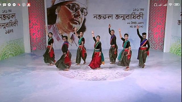 ‘জাগো অমৃত পিয়াসী’ শীর্ষক অনুষ্ঠানে ছিল দলীয় নৃত্য। ছবি: সংস্কৃতিবিষয়ক মন্ত্রণালয়ের সৌজন্যে।