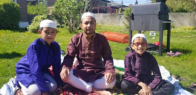 করোনার কারণে সামাজিক দূরত্ব মেনে এভাবে ঈদের নামাজ আদায় করেন টরন্টো প্রবাসী কামরুল হাসান।