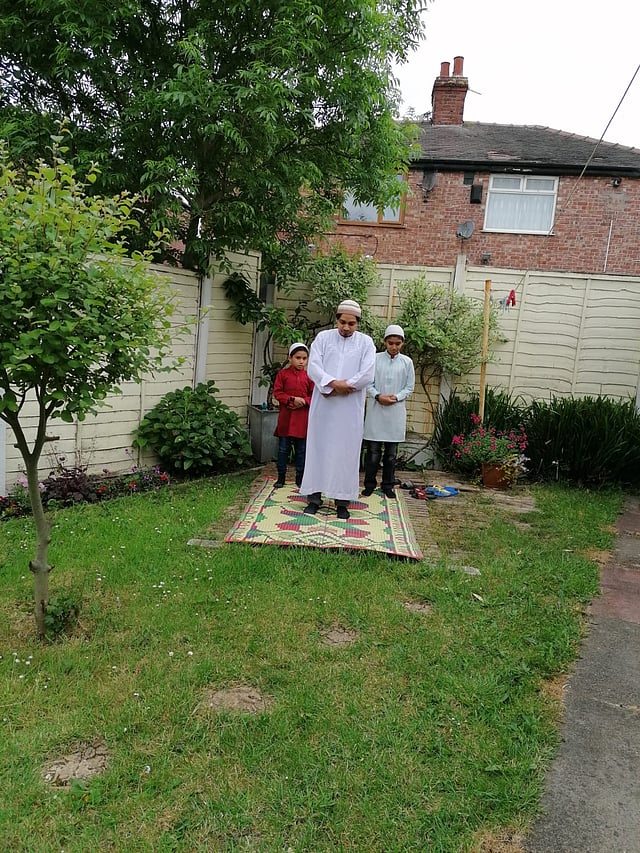 যুক্তরাজ্যে প্রবাসী বাংলাদেশি মো. মোস্তাফিজুর রহমান ও তাঁর পরিবারের সদস্যরা আদায় করছেন ঈদের নামাজ। করোনা পরিস্থিতির কারণে বাসার পেছনের বাগানে ঈদের নামাজ আদায় করেছেন তাঁরা।