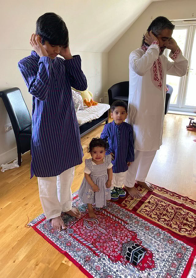 করোনাকালে জীবনে প্রথম বাসায় ঈদের নামাজ আদায় করলেন যুক্তরাজ্যপ্রবাসী মোহাম্মদ আবদুল মালেক ও তাঁর পরিবারের সদস্যরা।