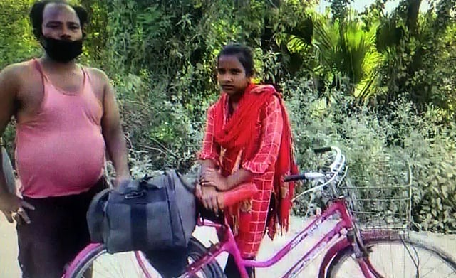 এই সাইকেলে বসিয়ে বাবাকে নিয়ে ১ হাজার ২ কিলোমিটার পথ পাড়ি দিয়েছে ১৫ বছরের জ্যোতি কুমারী। ছবি: টুইটার