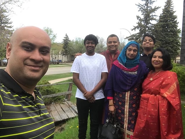 ঈদের দিন পরিবারের সদস্যদের সঙ্গে কানাডাপ্রবাসী মোহাম্মদ সাকিবুর রহমান খান। তিনি জানিয়েছেন, করোনা পরিস্থিতির কারণে এবার সীমিত আকারে গৃহবন্দী ঈদ পালন করছেন তাঁরা।