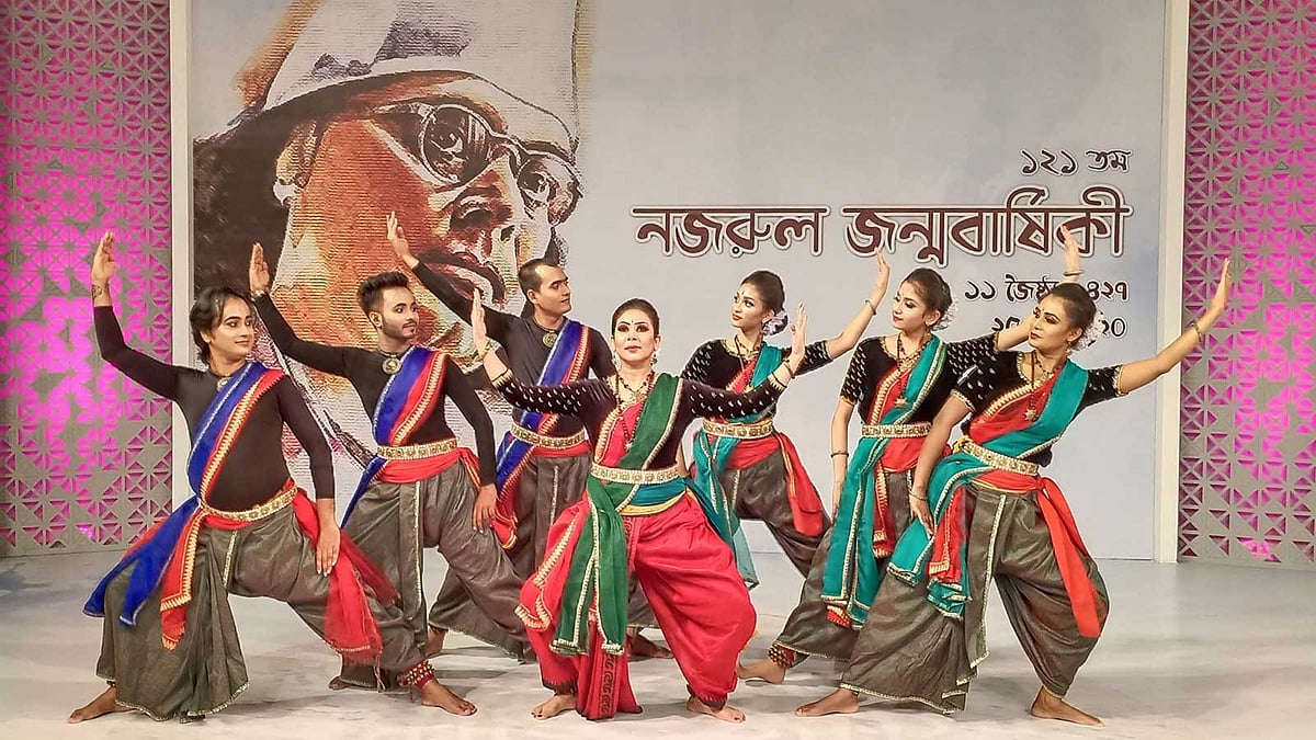 নজরুলজয়ন্তীতে তাঁর গানের সঙ্গে নৃত্য করেন শিল্পীরা। ছবি: সংগৃহীত