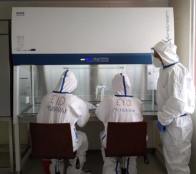 রাত-দিন মাসের পর মাস করোনা শনাক্তকরণের কাজ করছে, যারা গত ৩৫ দিনেও নিজেদের পরিবারের সঙ্গে একবারের জন্যও দেখা করতে যেতে পারেনি, যারা আজ ঈদের দিনও গবেষণাগারে করোনা শনাক্তে সারা দিন কাজ করছে, তাদের ঈদ আনন্দঘন কিনা বলা কঠিন তবে নিঃসন্দেহে ত্যাগের। তার নিজের, তার চেয়েও তাদের পরিবারের ছোট ছোট শিশুদের। ভালোবাসা ও ঈদের শুভেচ্ছা ওই সকল পরিবারের সদস্যদের, যারা নিজেদের আনন্দ ভাগ করে আমাদের সকলের স্বাস্থ্য সুরক্ষা করে। ছবিটি পাঠিয়েছেন বিএলআরআই-এর জ্যেষ্ঠ বিজ্ঞানী মো. এ সামাদ।