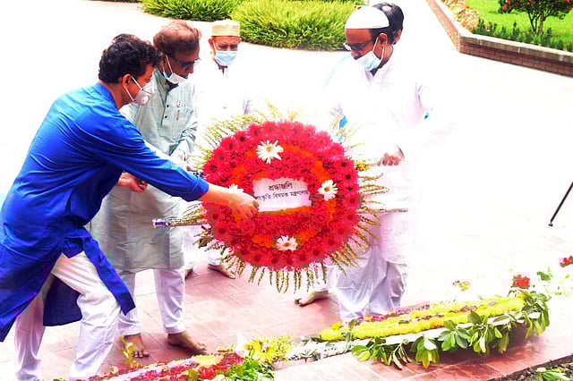 সকালে সংস্কৃতি প্রতিমন্ত্রী কে এম খালিদের নেতৃত্বে কবির সমাধিতে ফুল দিয়ে শ্রদ্ধা নিবেদন করা হয়। ছবি: সংস্কৃতিবিষয়ক মন্ত্রণালয়ের সৌজন্যে।