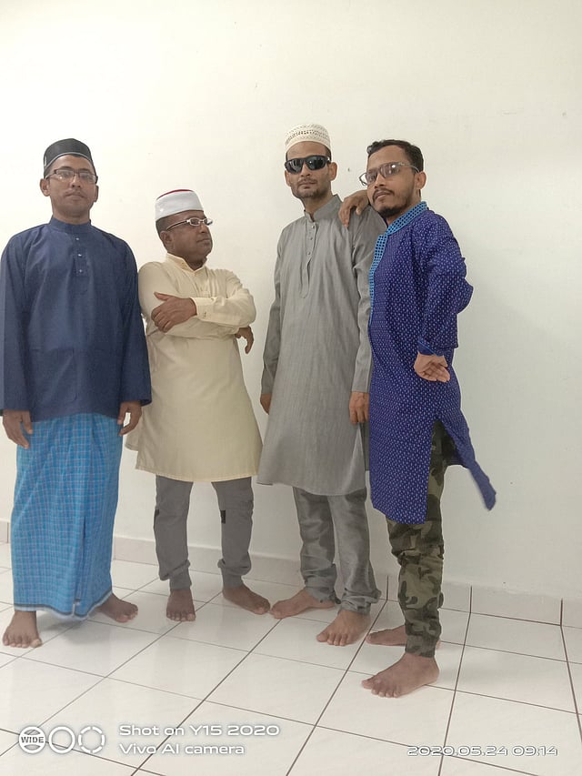 মালয়েশিয়াপ্রবাসী বাংলাদেশি আমির হোসেন এই ছবি পাঠিয়ে লিখেছেন, করোনাভাইরাসের কারণে ঈদের জামাত অনুষ্ঠিত হয়নি। তাই ঘরেই ঈদের নামাজ পড়েছেন সবাই।