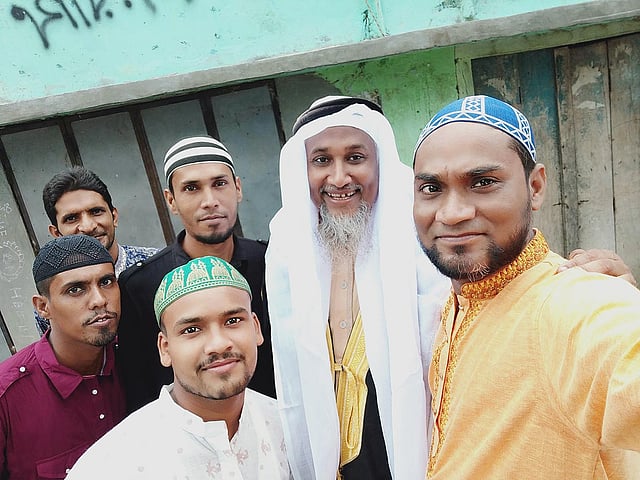 ঈদের দিনে প্রিয়জনদের সঙ্গে উজ্জ্বল খান।