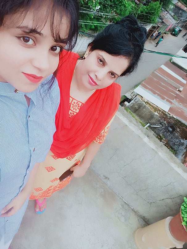 মহামারীর দুঃসময়ে ঈদ, পরিবারের অনেকেই অনুপস্থিত। তারপরও মায়ের সঙ্গে ঈদ বাড়ির চারদেয়াল আর বাড়ির ছাদেই সীমাবদ্ধ। বরগুনা থেকে ছবি পাঠিয়েছেন লামিয়া বর্ষা।